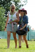 Эмма Бантон (Emma Bunton) 2012-08-18 V Festival at Hylands Park in Chelsmford - 16xHQ 0dd99a207595558